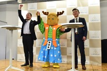 「なら歴史芸術文化村 開村1周年記念事業PRイベント」にて、せんとくんの判定で大喜利対決に勝利した笑い飯・西田（左）と敗れた笑い飯・哲夫（右）。