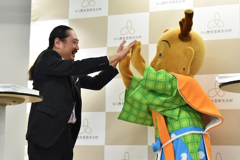 大喜利対決に勝利し、せんとくんとハイタッチする笑い飯・西田(左)。