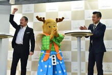 笑い飯・西田（左）が大喜利対決に勝利したワンシーン。