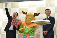 大喜利対決に勝利して奈良県のいちご「古都華（ことか）」をせんとくんからプレゼントされた笑い飯・西田（左）。