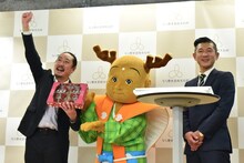 大喜利対決に勝利して奈良県のいちご「古都華（ことか）」をせんとくんからプレゼントされた笑い飯・西田（左）。