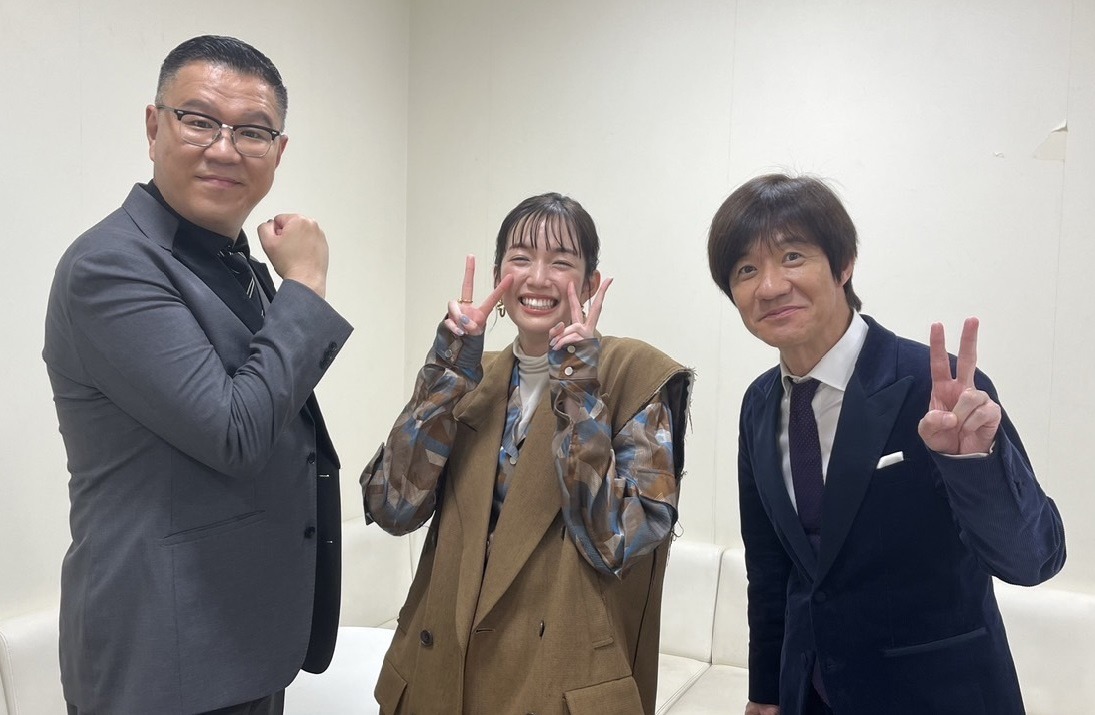 「内村と相棒」に出演する（左から）シソンヌ長谷川、佐藤栞里、内村光良。(c)フジテレビ