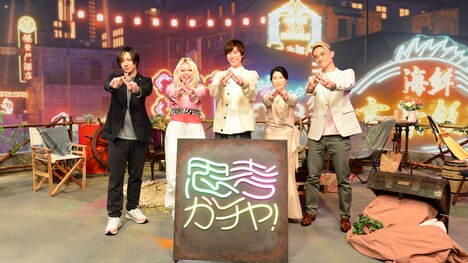 左から、東京工業大学准教授の北村匡平氏、エルフ荒川、阿部亮平、早稲田大学教授の所千晴氏、東京学芸大学准教授の小林晋平氏。(c)NHK