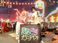 MCを務めるエルフ荒川（左）と阿部亮平（右）。(c)NHK