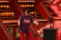 1本目のネタを披露する田津原理音。(c)カンテレ