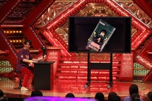 1本目のネタを披露する田津原理音。(c)カンテレ