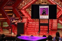 1本目のネタを披露する田津原理音。(c)カンテレ