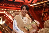 会見に登場し、大勢の記者に驚く田津原理音。