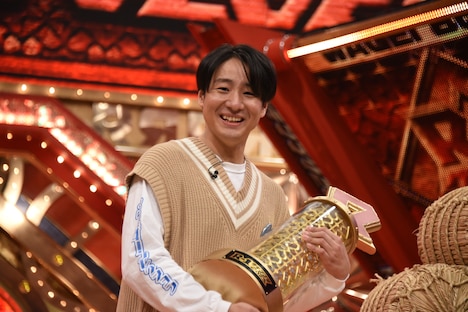 会見に登場し、大勢の記者に驚く田津原理音。