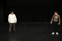 ネタを披露する男性ブランコ。