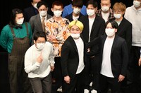 ちょっと前のサンシャイン坂田（ケビンス・山口コンボイ / 中央）とサンシャイン坂田（右）と男性ブランコ浦井（左）の3人芸が初めてうまくいった場面。