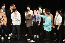 掛け合いを始める男性ブランコ平井とコットンきょん。