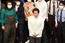 「荒城の月」を告知する滝廉太郎（男性ブランコ浦井）。