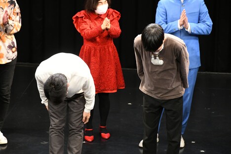 優勝が決まり、深々と頭を下げる男性ブランコ。