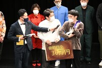 優勝した気持ちを聞かれ、後ほど思いの丈を話すと述べる男性ブランコ平井（手前右）。