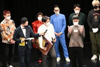 相方・浦井から「思いの丈は今述べてほしい」と求められ、思いの丈を伝える男性ブランコ平井（手前右）。