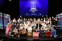 優勝した男性ブランコを囲むムゲンダイレギュラー。