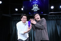 囲み取材に応じた男性ブランコ。