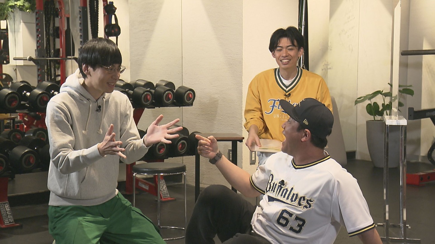 「カベポスターの推し活応援バラエティ あなたより○○のこと知ってます！」のワンシーン。(c)カンテレ