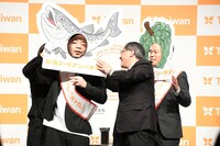 パネルをつけてもらうダイアン・ユースケ。