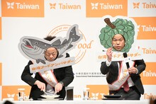 食レポに挑戦するダイアン。