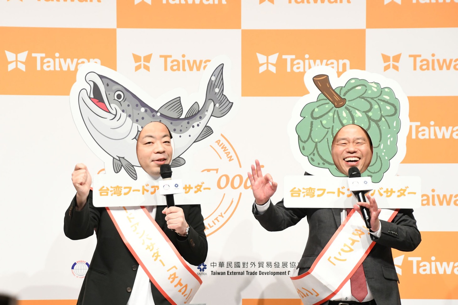 台湾フードのおいしさをアピールするダイアン。