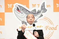 試食するダイアン・ユースケ。