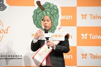 試食するダイアン津田。