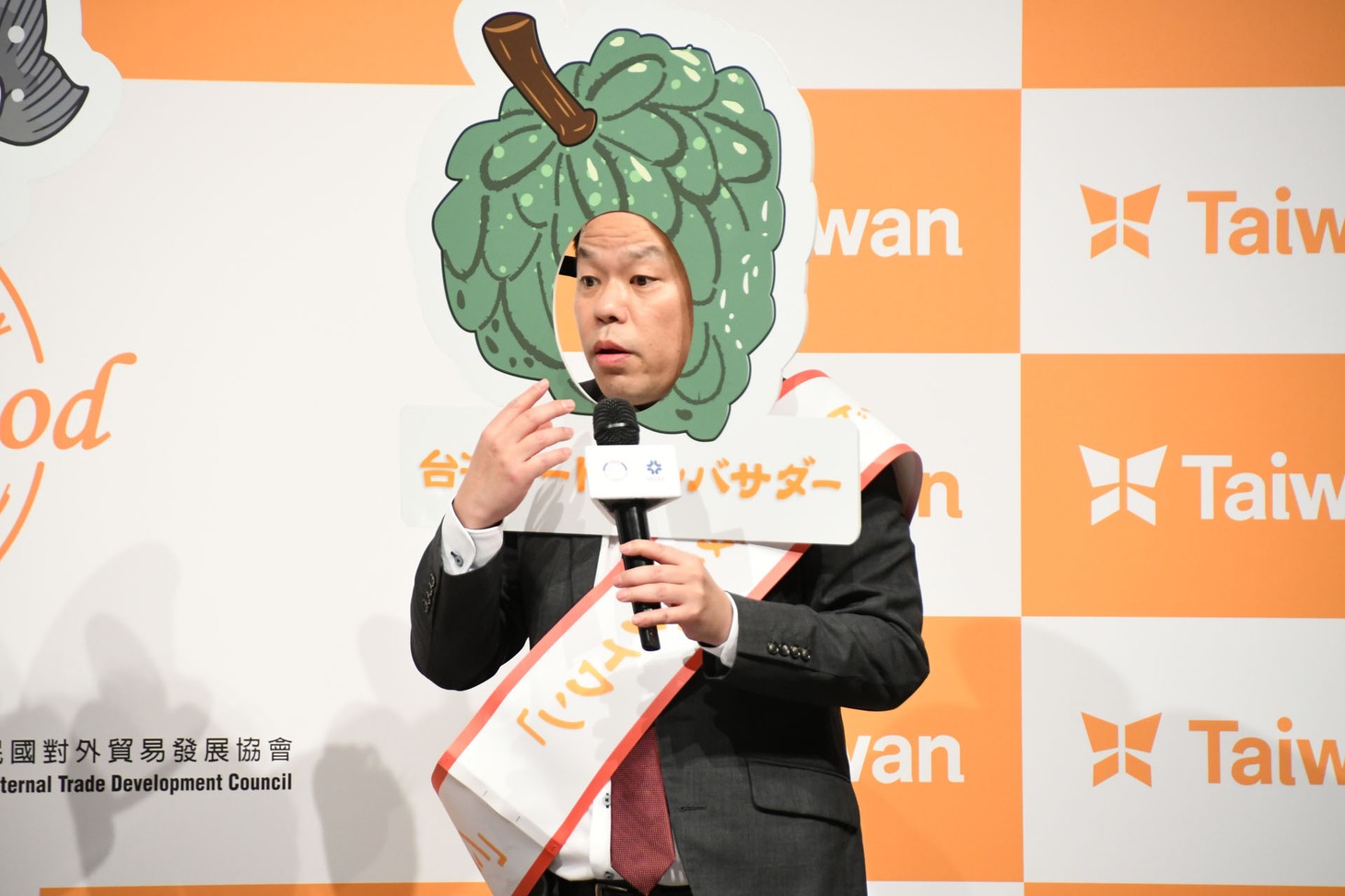 試食するダイアン津田。