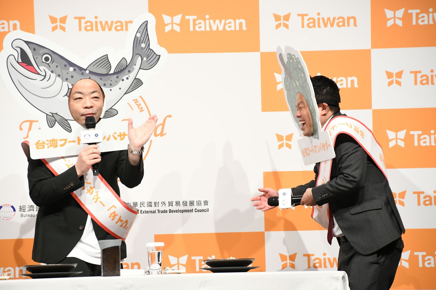 食レポ中のダイアン。