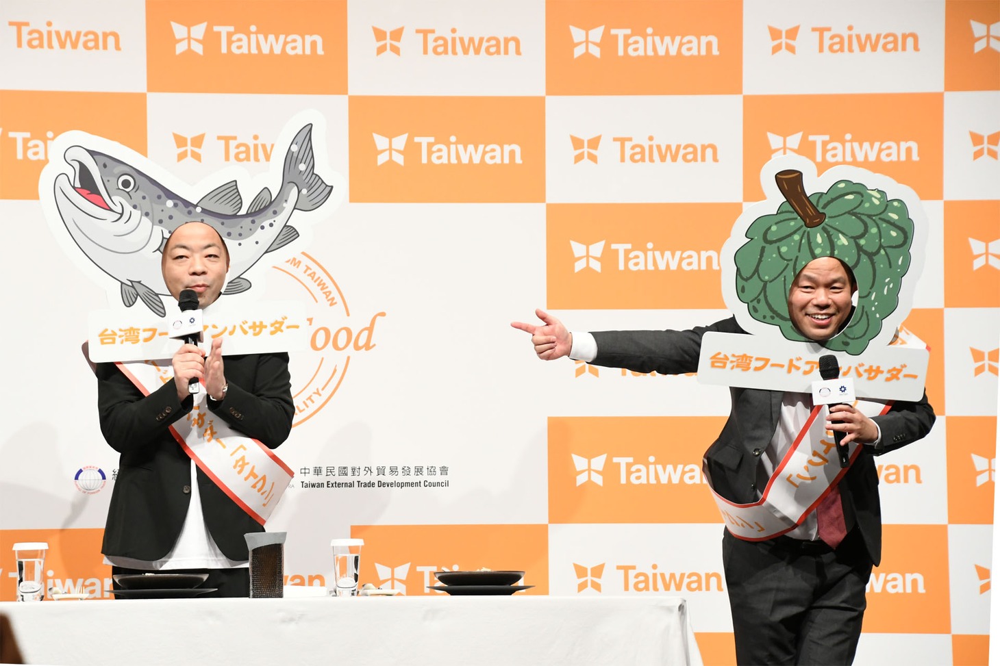 台湾フードのおいしさをアピールするダイアン。