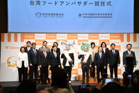 台湾関係者とダイアンのフォトセッションの様子。