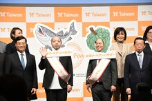 台湾関係者とダイアンのフォトセッションの様子。