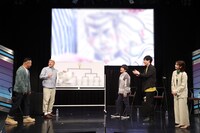 くっきー！（左から2人目）が各マンガのキャラクターから「学生最強賞」を発表するワンシーン。