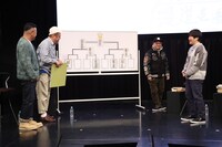 嶋田隆司（右から2人目）が、イベント中に“乱入”するワンシーン。