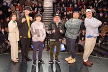 「ケンコバ・くっきー！の漫道王国」の公開収録に出演した（左から）横山由依、麒麟・川島、バカリズム、嶋田隆司（ゆでたまご原作担当）、ケンドーコバヤシ、野性爆弾くっきー！。