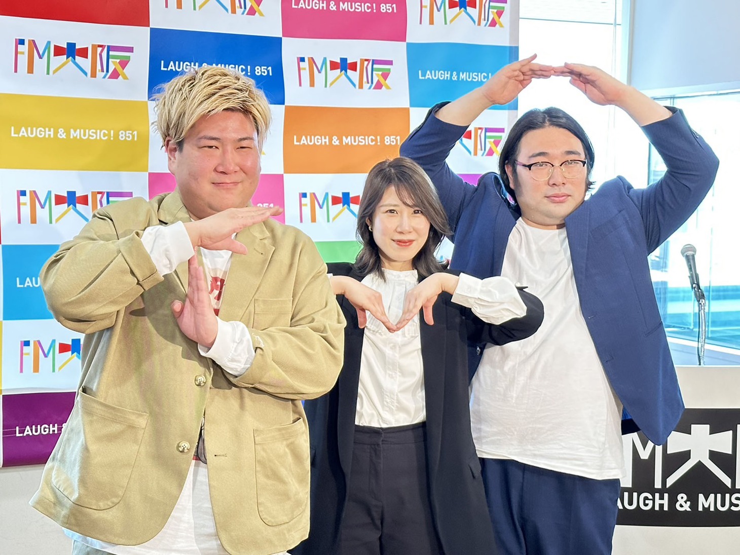 「FM大阪2023春 改編記者発表」に登場した、「らじこー」新火曜担任のビスケットブラザーズと副担任のみぃ（中央）。