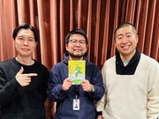 宮嵜守史氏（中央）とハライチ。