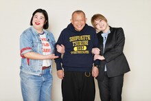 「無学 鶴の間」第11回にゲスト出演した紅しょうが・熊元プロレス（左）、紅しょうが稲田（右）と、笑福亭鶴瓶。