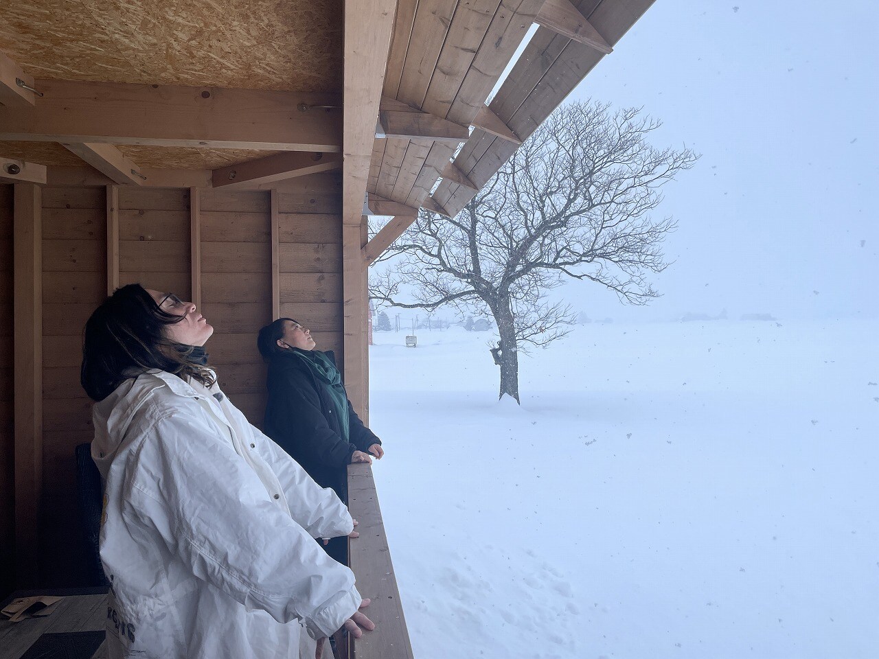 友近と安田章大、都会の喧騒を忘れて上富良野町で深呼吸