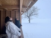 「おさんぽ北海道」で都会の喧騒を忘れて深呼吸する（左から）安田章大と友近。(c)HBC