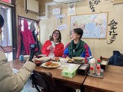 左から安田章大と友近。(c)HBC