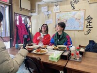 左から安田章大と友近。(c)HBC