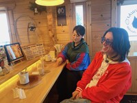 左から友近と安田章大。(c)HBC