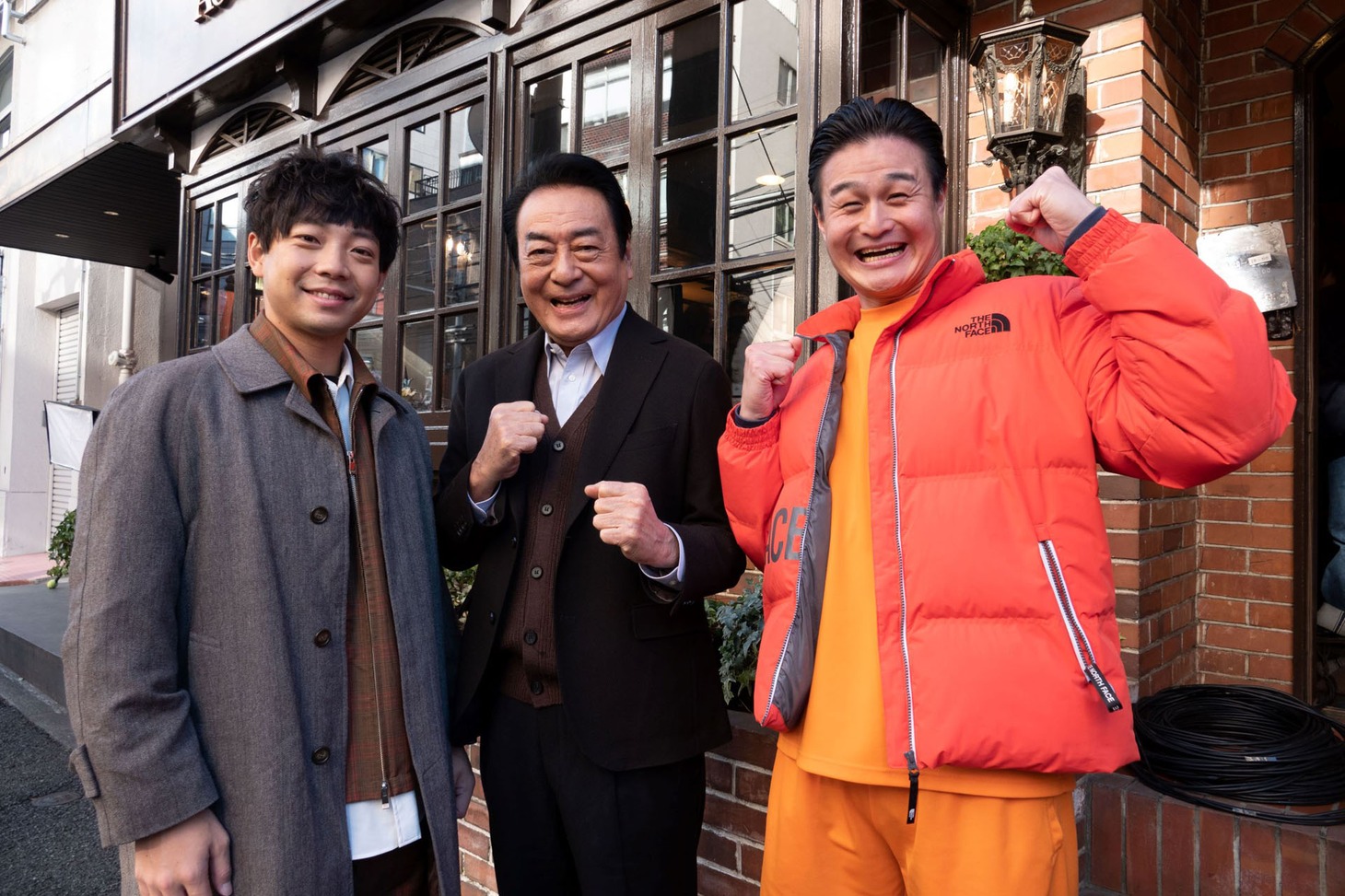 ティモンディと主演の高橋英樹（中央）。(c)テレビ東京