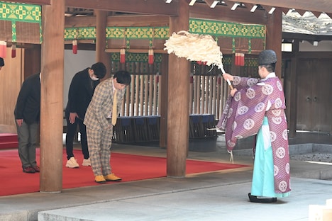 映画「聖闘士星矢 The Beginning」のヒット祈願に参加する霜降り明星せいや。