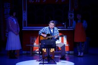 熱唱する川畑泰史。