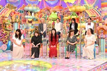 「女性役やってる芸人」の（前列左から）チュートリアル徳井、空気階段・水川かたまり、男性ブランコ平井、コットンきょん、マンボウやしろ、（後列左から）レインボー池田、かが屋・賀屋、GAGひろゆき、ジェラードンかみちぃ。(c)テレビ朝日