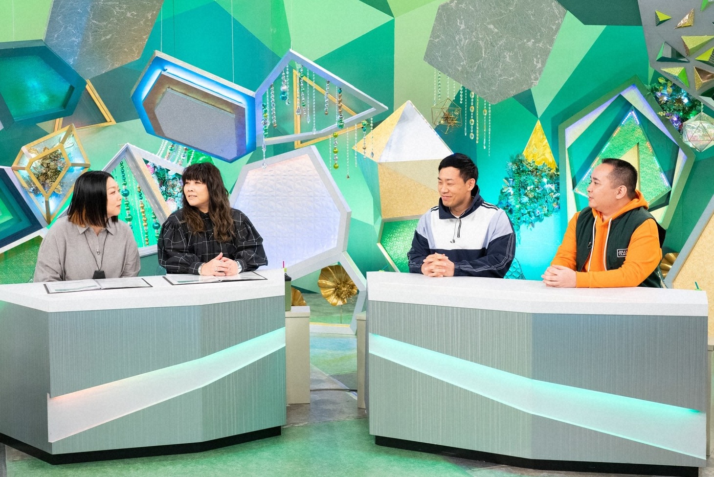 「やすとものいたって真剣です」に出演する、海原やすよ ともこ、ミルクボーイ。(c)ABCテレビ