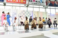 相席スタート山添（前列右端）が番組でやりたいこととして発表した「マグロの初競り」を、岡野陽一とマシンガンズ滝沢（後列左端）に丸投げしたワンシーン。